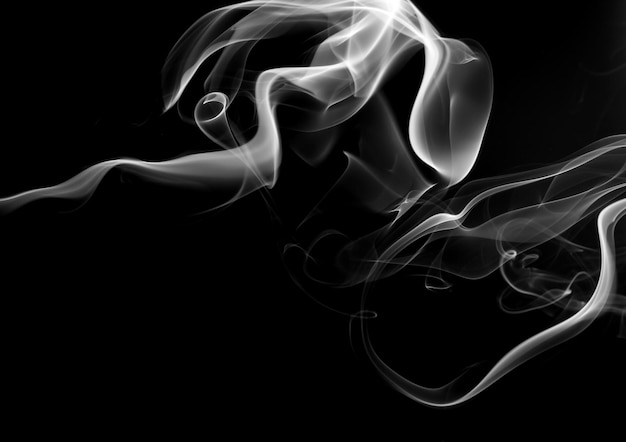 Fumo bianco astratto su sfondo nero fuoco design