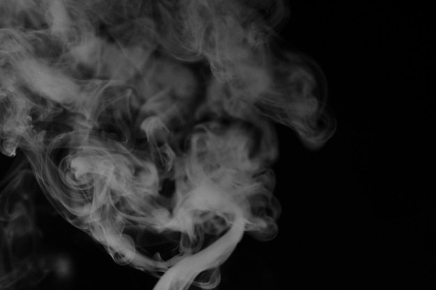 Белый дым на черном фоне. Текстура дыма. Клубы белого дыма на темном фоне для наложения