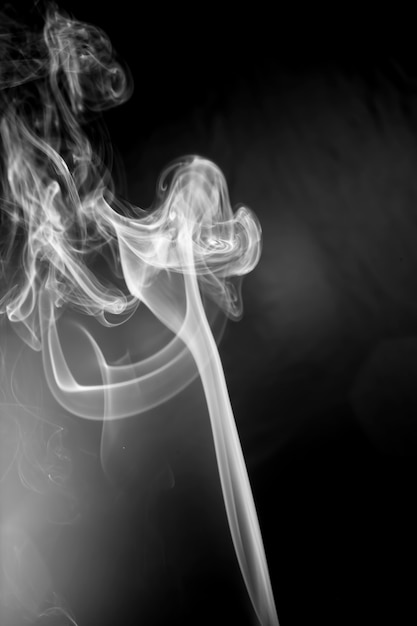 Photo white smoke on black background