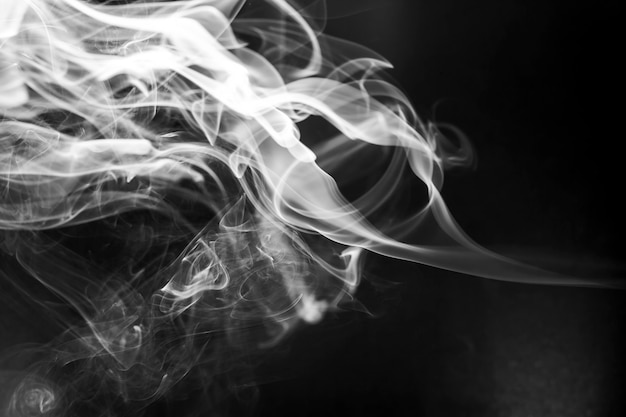 Movimento di fumo bianco su sfondo nero.