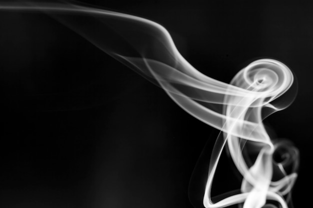 Movimento di fumo bianco su sfondo nero. Foto Premium