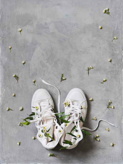 Photo white sneakers with white flowers inside