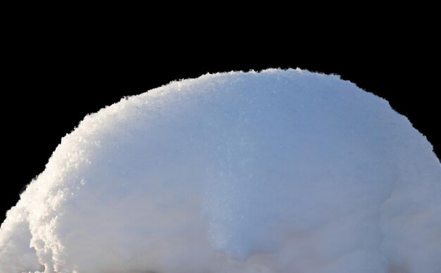 Neve bianca sullo sfondo della luce del giorno isolare su sfondo nero