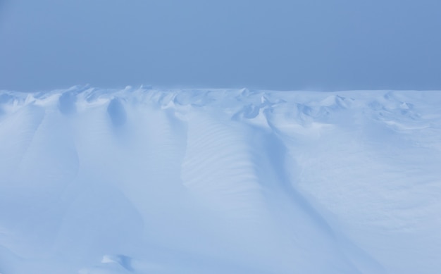 Photo white snowdrift with blue shadows