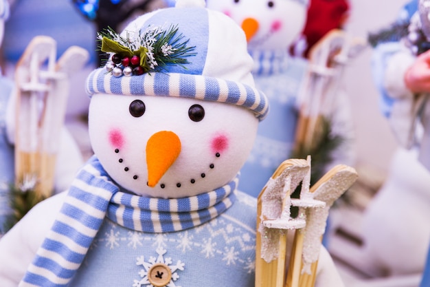 사진 하얀 눈사람. 새해의 상징. 크리스마스 장난감. 눈사람 얼굴