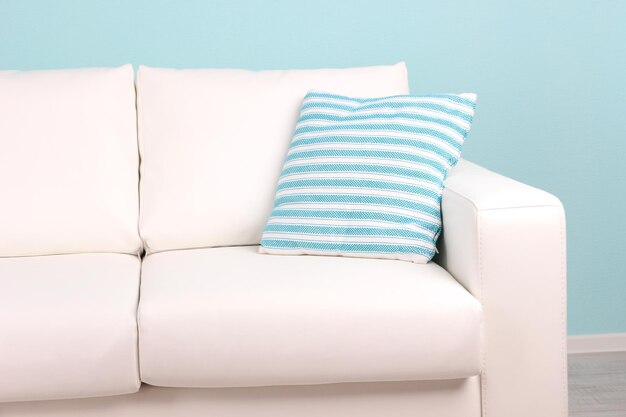 Photo white sofa closeup in room on blue background