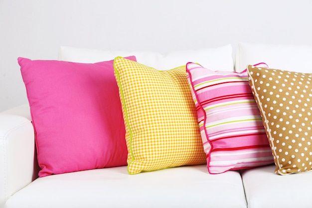Foto divano bianco con cuscini colorati nella stanza