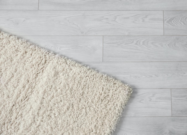 写真 木製の床のクローズ アップに白い柔らかいカーペット