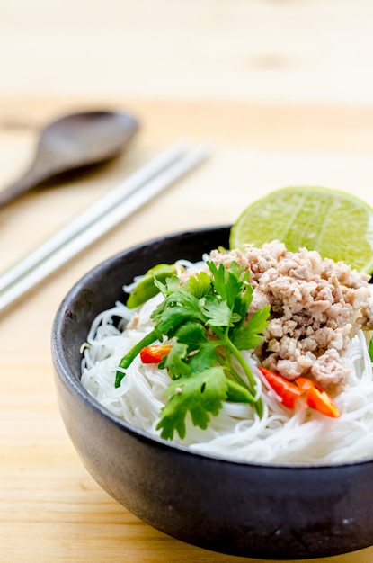 白い辛い麺、辛くて酸っぱい辛口