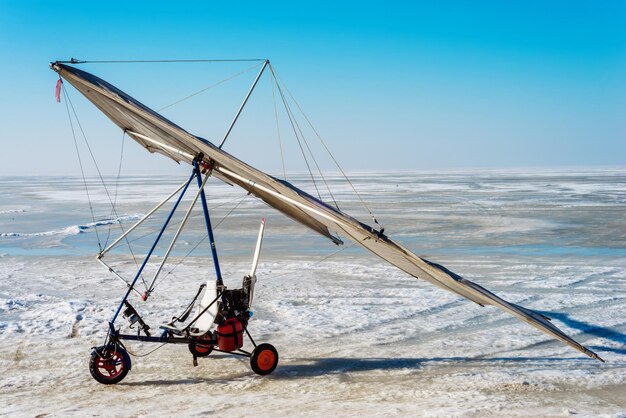 Foto pianeggiatore sportivo bianco su un campo di ghiaccio