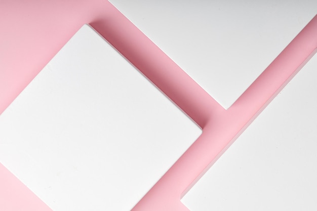ピンクの背景のトップビューにプレゼンテーションと化粧品の美しさの台座のための白い正方形の表彰台