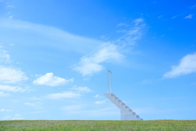 Photo white stair on green grass