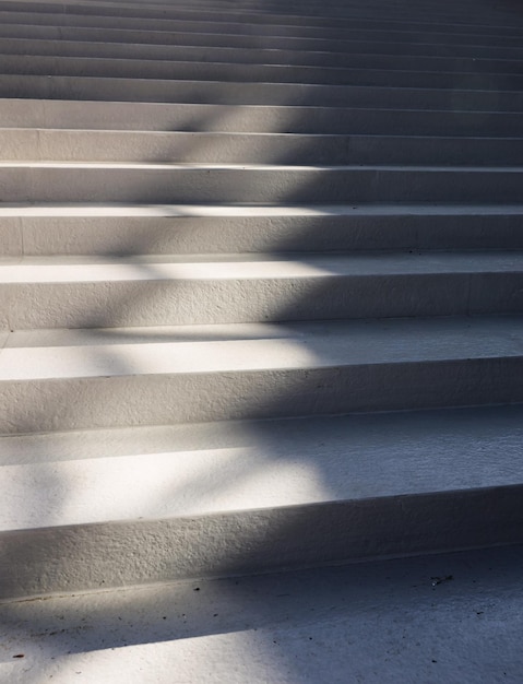 Фото Белая лестница в светлом интерьере