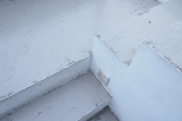 Photo a white staircase with a white painted stair case.