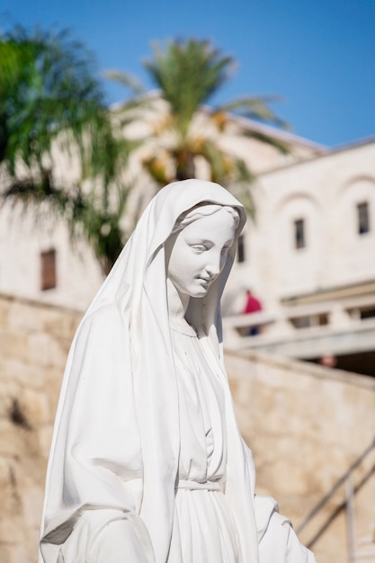 Foto statua bianca della vergine maria a nazaret, israele