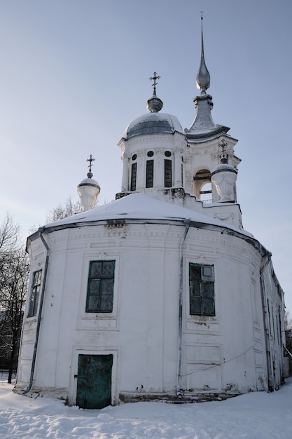 Белая каменная старая церковь холодной зимой