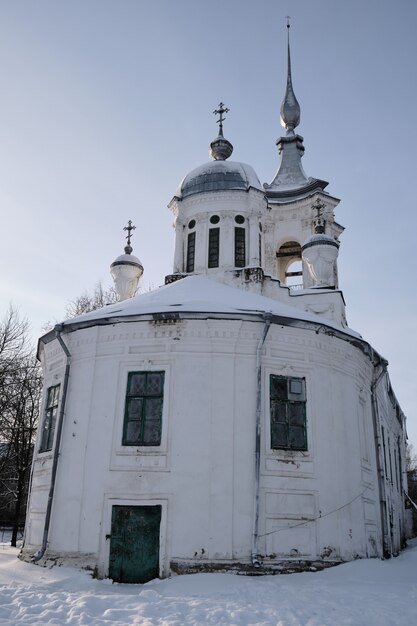 Фото Белая каменная старая церковь холодной зимой