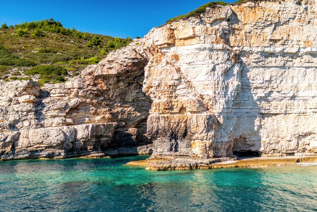 ギリシャのコルフ島の海の近くの白い石の崖