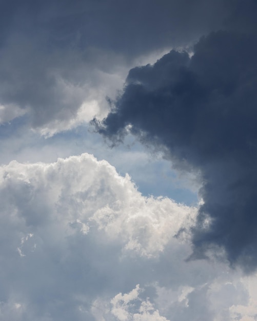 写真 自然の天気と気候条件の生態学の空の背景に白い嵐の雲