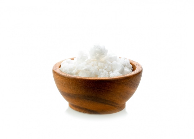 Photo white sugar in a wooden bowl