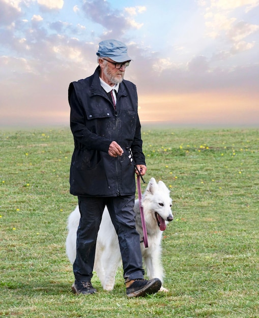 Foto pastore svizzero bianco e proprietario