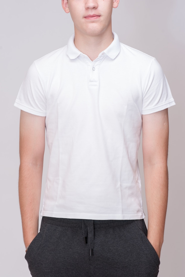 Photo 分離された、前面と背面の若い男に白いtシャツ
