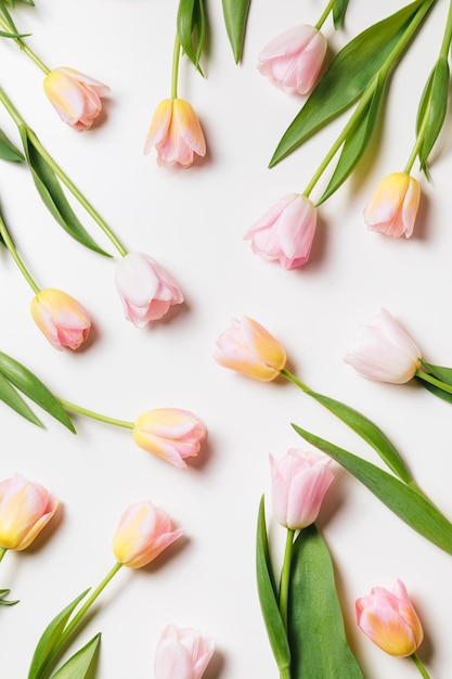 Photo a white table with pink and yellow tulips on it