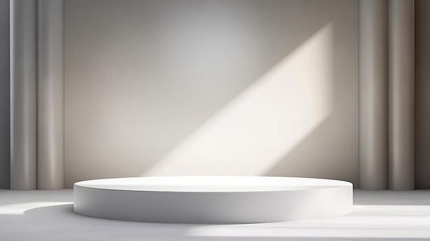 Белый стол с белой тарелкой на нем