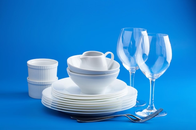 Фото Белая посуда на синем фоне
