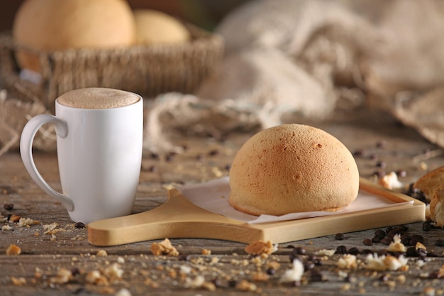 Photo white tea with bread