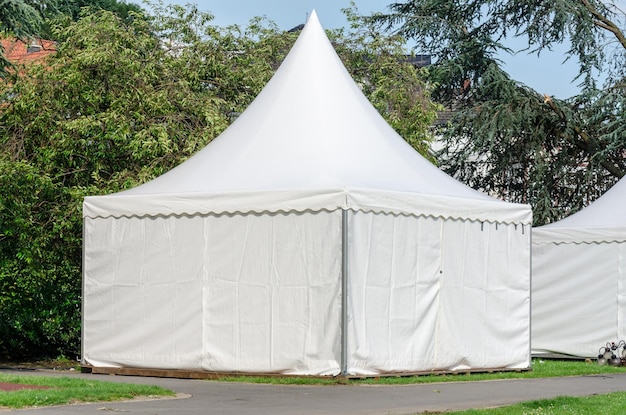 Foto tenda bianca contro il cielo