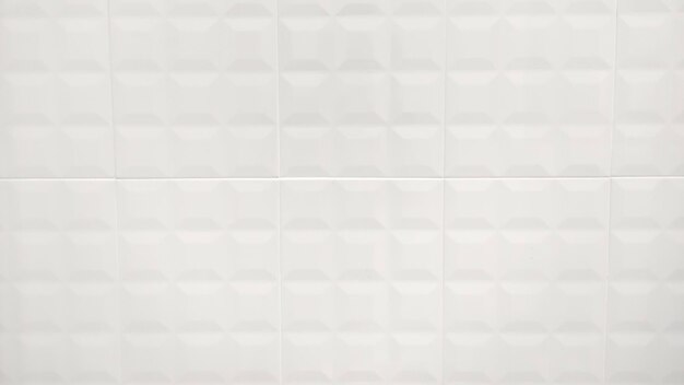Белая плитка с узором из квадратов.