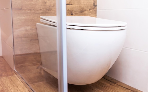 현대적인 욕실에 있는 흰색 화장실 근접 촬영 현대적인 가정을 위한 위생 장비
