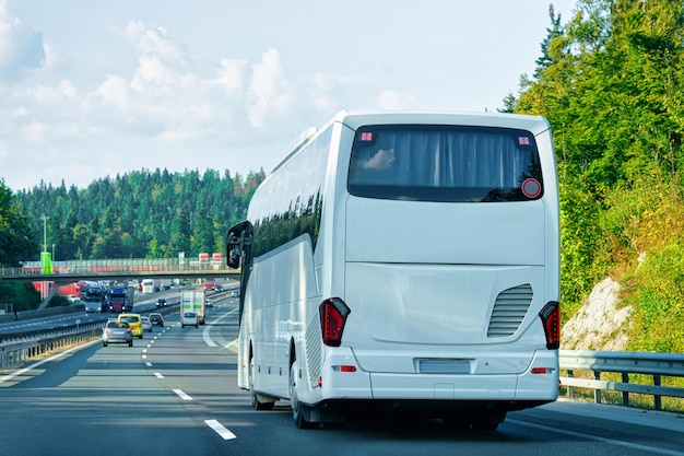 ポーランドの道路の白い観光バス。旅行のコンセプト。