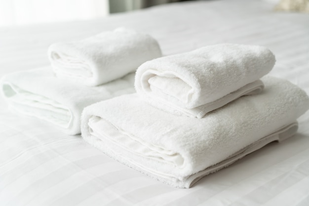 Photo white towel decoration on bed