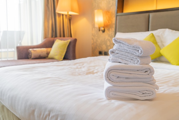 Foto asciugamano bianco piega sul letto in hotel resort