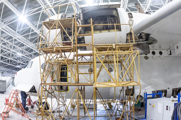 Foto aereo da trasporto bianco nell'hangar dell'aviazione