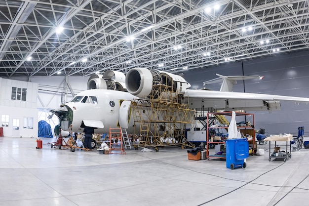 写真 航空機のハンガーにある白い輸送飛行機