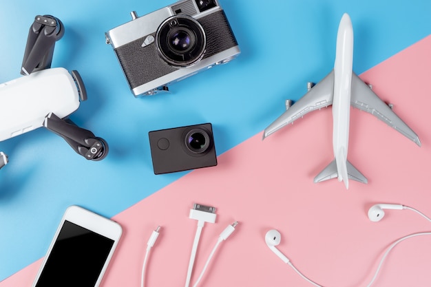 White Travel-technologie gadgets op pastel achtergrond