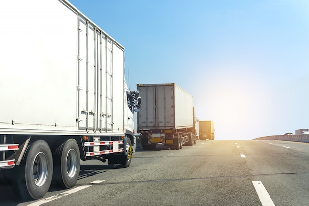 컨테이너, 수입, 수출 물류 산업 수송 수송과 고속도로로에 흰색 트럭