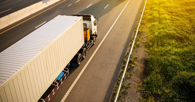 컨테이너, 운송 개념이 있는 고속도로의 흰색 트럭, 수입, 수출 물류 산업 운송 육상 운송