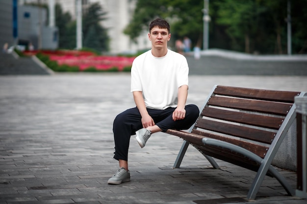 Photo white tshirt on a guy street background urban clothing style men's clothing