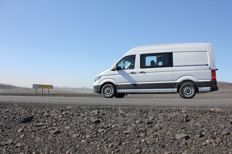 Photo white van in the middle of an empty road