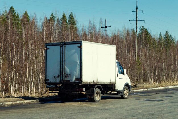 Photo a white van in the parking lot surgut russia - 16 april 2021