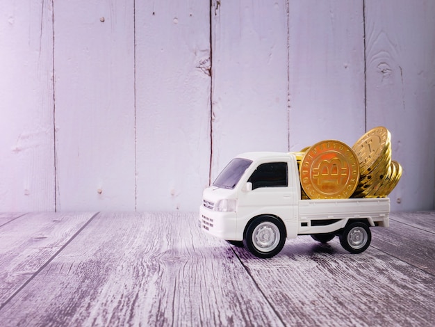 Foto il furgone bianco e le monete d'oro per il concetto di affari o di trasporto