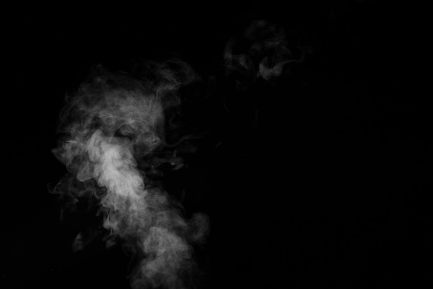 あなたの写真に追加するために黒い背景に白い蒸気の煙完璧な煙の蒸気の香りの香