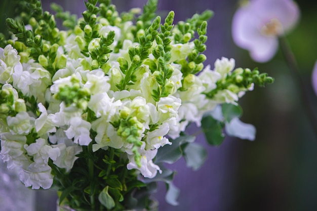 Белая ваза с цветами в ресторане Корзина с цветами кибана свадебная флористика
