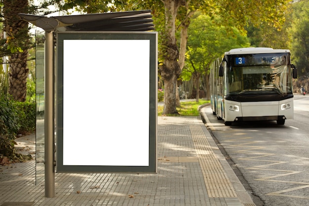 Foto tabellone per le affissioni verticale bianco, con il bus sulla via della città