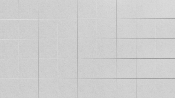 Photo 白いタイルを貼った壁に書いてある