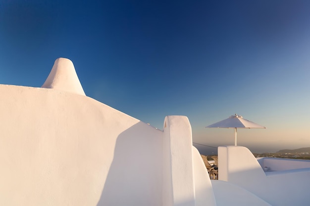 Белые стены зданий на острове Санторини в Греции